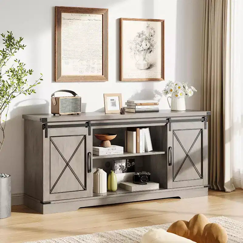 Meuble TV pour centre de divertissement 65 pouces avec portes coulissantes de grange et rangement, console multimédia TV avec étagère réglable pour salon