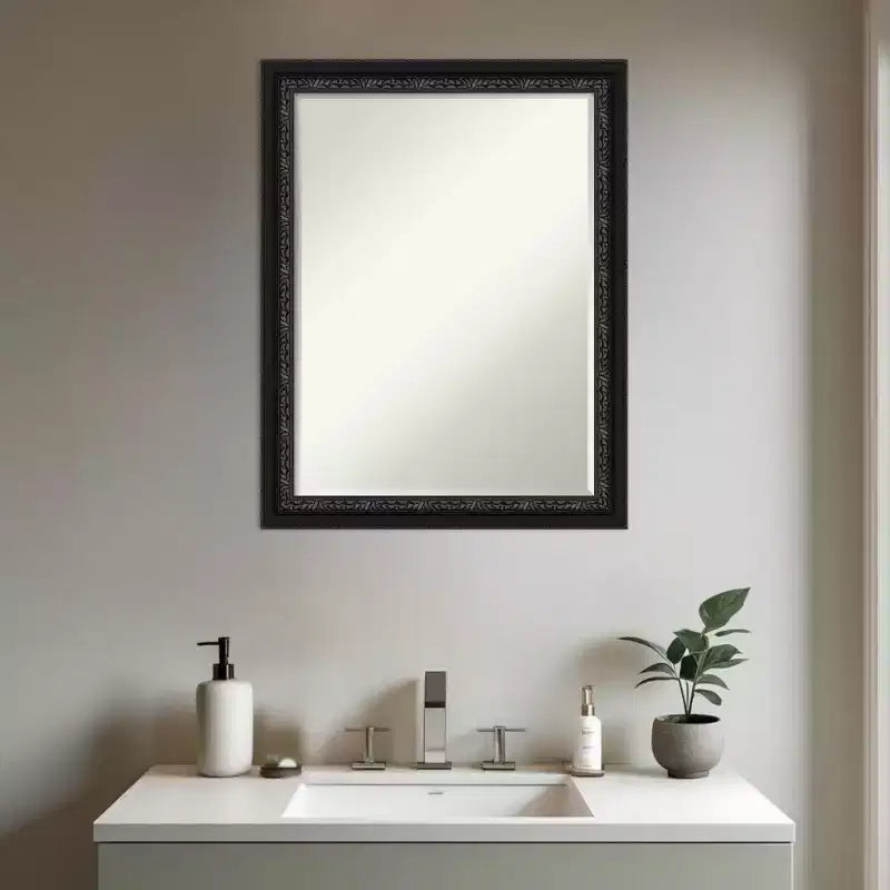 Miroir mural de salle de bain en bois biseauté noir, petite taille, 27,5 x 21,5 po.